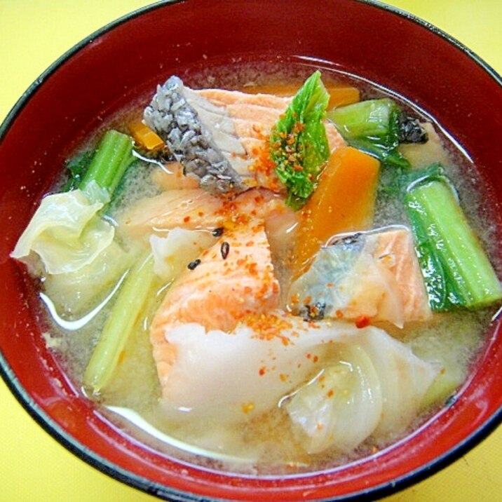 鮭とキャベツ小松菜人参の味噌汁